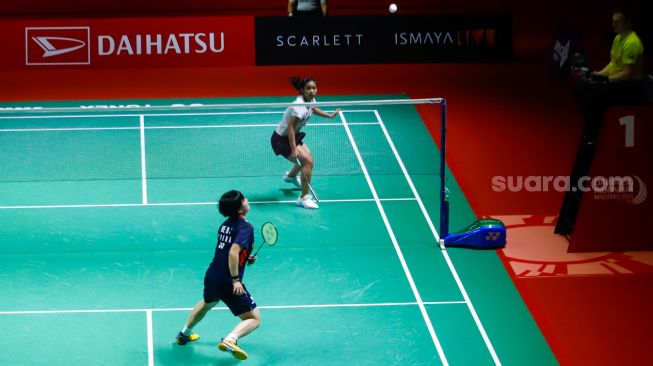 Pebulu tangkis tunggal putri Indonesia Gregoria Mariska Tunjung saat bertanding melawan tunggal putri China He Bing Jiao dalam babak 16 besar Daihatsu Indonesia Masters 2023 di Istora Senayan, Jakarta Pusat, Kamis (26/1/2023). [Suara.com/Alfian Winanto]