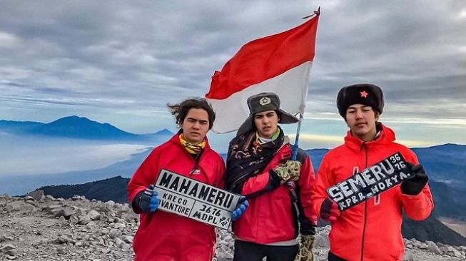 Kalahkan Ahmad Dhani, Ini 6 Potret Al, El, dan Dul Berhasil Taklukan Puncak Gunung Semeru