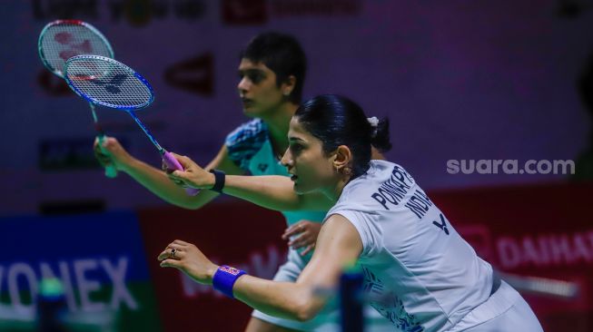 Pebulu tangkis ganda putri India Tanisha Crasto dan Ashwini saat bertanding melawan ganda putri Indonesia Lanny Tria Mayasari dan Ribka Sugiarto dalam babak 16 besar Daihatsu Indonesia Masters 2023 di Istora Senayan, Jakarta Pusat, Kamis (26/1/2023). [Suara.com/Alfian Winanto]