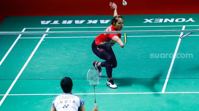 Pebulu tangkis ganda putri Indonesia Lanny Tia Mayasari dan Ribka Sugiarto saat bertanding melawan ganda putri India Tanisha Crasto dan Ashwini dalam babak 16 besar Daihatsu Indonesia Masters 2023 di Istora Senayan, Jakarta Pusat, Kamis (26/1/2023). [Suara.com/Alfian Winanto]