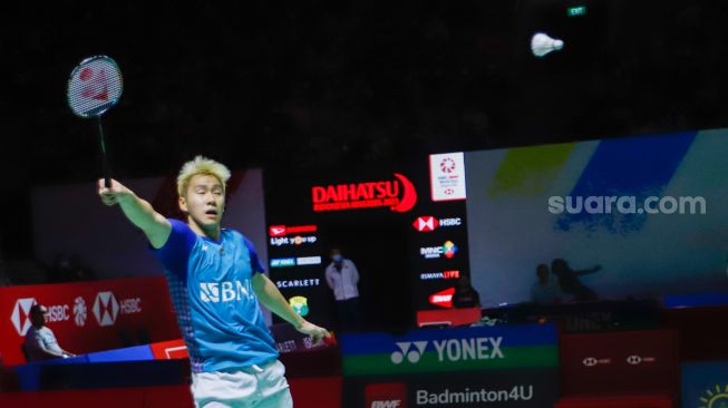 Pebulu tangkis ganda putra Indonesia Marcus Gideon dan Kevin Sanjaya saat bertanding melawan ganda putra China Liu Yu Chen dan Ou Xuan Yi dalam babak 16 besar Daihatsu Indonesia Masters 2023 di Istora Senayan, Jakarta Pusat, Kamis (26/1/2023). [Suara.com/Alfian Winanto]