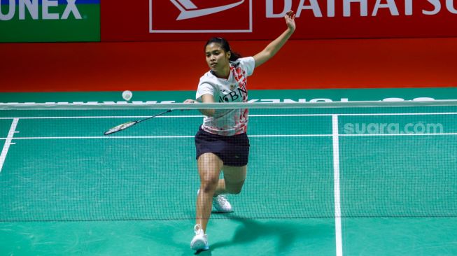 Pebulu tangkis tunggal putri Indonesia Gregoria Mariska Tunjung saat bertanding melawan tunggal putri China He Bing Jiao dalam babak 16 besar Daihatsu Indonesia Masters 2023 di Istora Senayan, Jakarta Pusat, Kamis (26/1/2023). [Suara.com/Alfian Winanto]