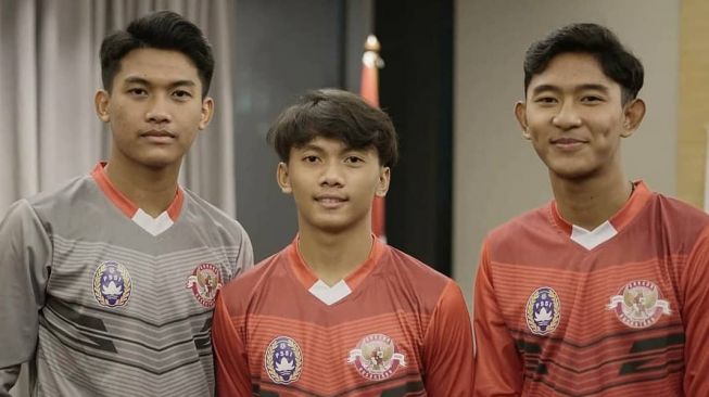 Bek I Putu Dipa Yogi Arta (kanan) saat memperkuat Garuda Select. [Facebook Bali Football]