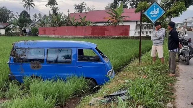 Angdes Masuk Sawah di Agam Usai Terperosok Lubang Jalan, Sopir dan Seorang Pelajar Luka