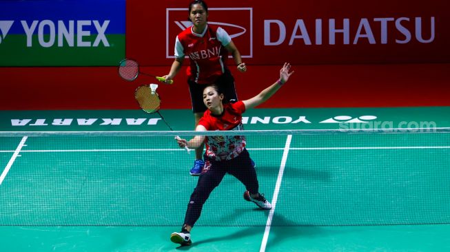 Pebulu tangkis ganda putri Indonesia Lanny Tia Mayasari dan Ribka Sugiarto saat bertanding melawan ganda putri India Tanisha Crasto dan Ashwini dalam babak 16 besar Daihatsu Indonesia Masters 2023 di Istora Senayan, Jakarta Pusat, Kamis (26/1/2023). [Suara.com/Alfian Winanto]