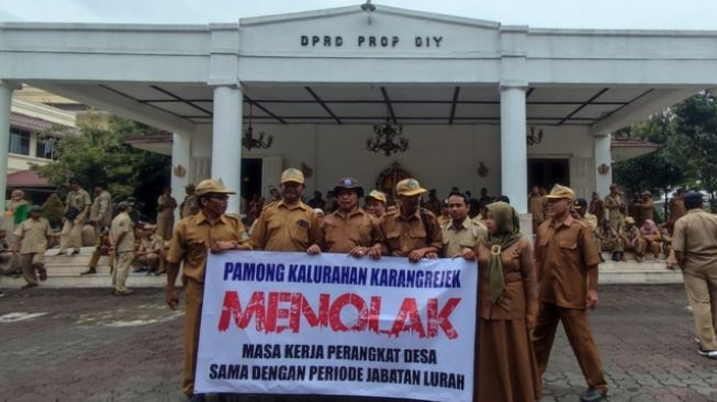 Mengadu ke Dewan, Ribuan Perangkat Desa se-DIY Tuntut Masa Kerja 60 Tahun