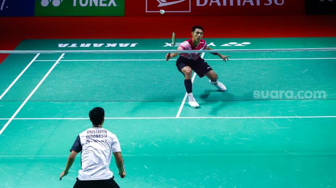 Pebulu tangkis tunggal putra Indonesia Jonatan Christie saat bertanding dengan rekan senegaranya Shesar Hiren Rhustavito dalam babak 16 besar Daihatsu Indonesia Masters 2023 di Istora Senayan, Jakarta Pusat, Kamis (26/1/2023). [Suara.com/Alfian Winanto]