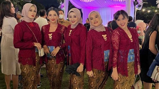 Gaya artis Genta Buana di nikahan Reiner Manopo (Instagram/@erringracesita)