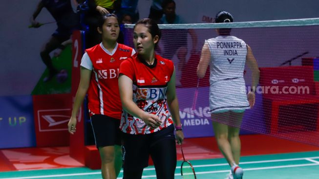 Pebulu tangkis ganda putri Indonesia Lanny Tia Mayasari dan Ribka Sugiarto saat bertanding melawan ganda putri India Tanisha Crasto dan Ashwini dalam babak 16 besar Daihatsu Indonesia Masters 2023 di Istora Senayan, Jakarta Pusat, Kamis (26/1/2023). [Suara.com/Alfian Winanto]