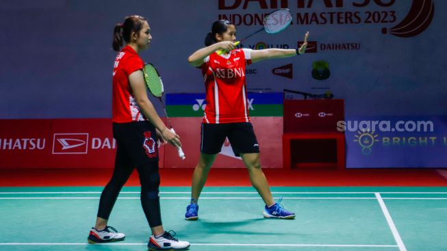 Pebulu tangkis ganda putri Indonesia Lanny Tia Mayasari dan Ribka Sugiarto saat bertanding melawan ganda putri India Tanisha Crasto dan Ashwini dalam babak 16 besar Daihatsu Indonesia Masters 2023 di Istora Senayan, Jakarta Pusat, Kamis (26/1/2023). [Suara.com/Alfian Winanto]