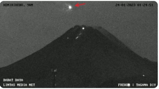 Viral Benda Misterius Bercahaya Melintas di atas Gunung Merapi Dini Hari, UFO?