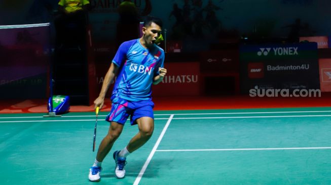 Pebulu tangkis ganda putra Indonesia Fajar Alfian dan Muhammad Rian Ardianto saat bertanding melawan ganda putra Taiwan Chang Ko-Chi dan Po Li-Wei dalam babak 16 besar Daihatsu Indonesia Masters 2023 di Istora Senayan, Jakarta Pusat, Kamis (26/1/2023). [Suara.com/Alfian Winanto]