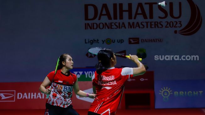 Pebulu tangkis ganda putri Indonesia Lanny Tia Mayasari dan Ribka Sugiarto saat bertanding melawan ganda putri India Tanisha Crasto dan Ashwini dalam babak 16 besar Daihatsu Indonesia Masters 2023 di Istora Senayan, Jakarta Pusat, Kamis (26/1/2023). [Suara.com/Alfian Winanto]