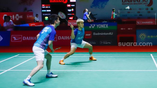 Pebulu tangkis ganda putra Indonesia Marcus Gideon dan Kevin Sanjaya saat bertanding melawan ganda putra China Liu Yu Chen dan Ou Xuan Yi dalam babak 16 besar Daihatsu Indonesia Masters 2023 di Istora Senayan, Jakarta Pusat, Kamis (26/1/2023). [Suara.com/Alfian Winanto]