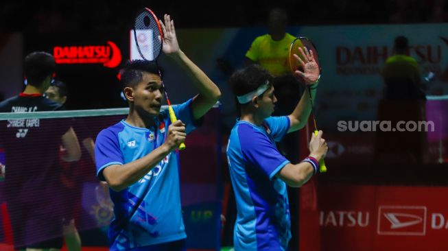 Pebulu tangkis ganda putra Indonesia Fajar Alfian dan Muhammad Rian Ardianto saat bertanding melawan ganda putra Taiwan Chang Ko-Chi dan Po Li-Wei dalam babak 16 besar Daihatsu Indonesia Masters 2023 di Istora Senayan, Jakarta Pusat, Kamis (26/1/2023). [Suara.com/Alfian Winanto]