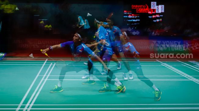 Foto Multiple Eksposure Pebulu tangkis ganda putra Indonesia Fajar Alfian dan Muhammad Rian Ardianto saat bertanding melawan ganda putra Taiwan Chang Ko-Chi dan Po Li-Wei dalam babak 16 besar Daihatsu Indonesia Masters 2023 di Istora Senayan, Jakarta Pusat, Kamis (26/1/2023). [Suara.com/Alfian Winanto]