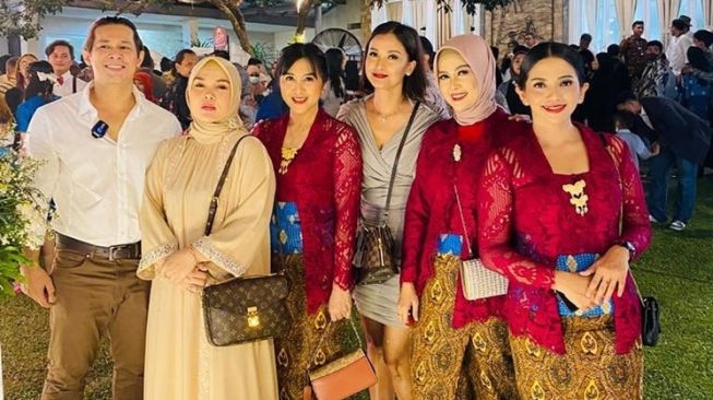 Gaya artis Genta Buana di nikahan Reiner Manopo (Instagram/@erringracesita)