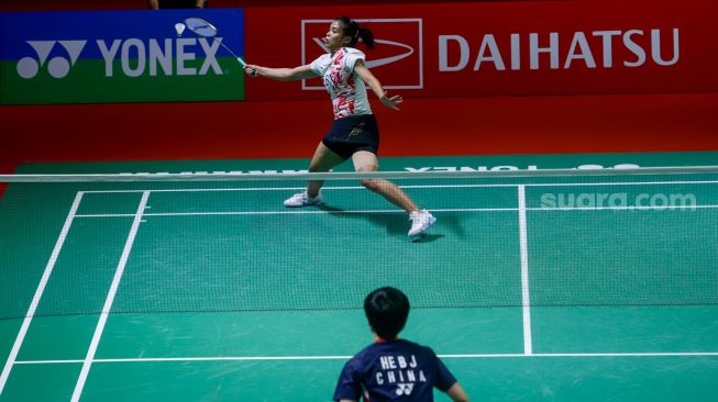 Pebulu tangkis tunggal putri Indonesia Gregoria Mariska Tunjung saat bertanding melawan tunggal putri China He Bing Jiao dalam babak 16 besar Daihatsu Indonesia Masters 2023 di Istora Senayan, Jakarta Pusat, Kamis (26/1/2023). [Suara.com/Alfian Winanto]