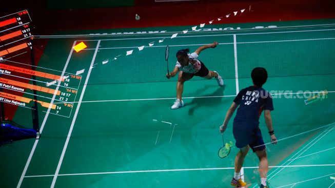 Foto Multiple Eksposure Pebulu tangkis tunggal putri Indonesia Gregoria Mariska Tunjung saat bertanding melawan tunggal putri China He Bing Jiao dalam babak 16 besar Daihatsu Indonesia Masters 2023 di Istora Senayan, Jakarta Pusat, Kamis (26/1/2023). [Suara.com/Alfian Winanto]