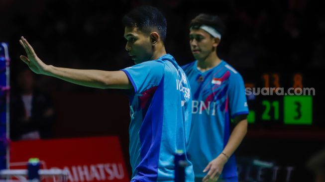 Pebulu tangkis ganda putra Indonesia Fajar Alfian dan Muhammad Rian Ardianto saat bertanding melawan ganda putra Taiwan Chang Ko-Chi dan Po Li-Wei dalam babak 16 besar Daihatsu Indonesia Masters 2023 di Istora Senayan, Jakarta Pusat, Kamis (26/1/2023). [Suara.com/Alfian Winanto]