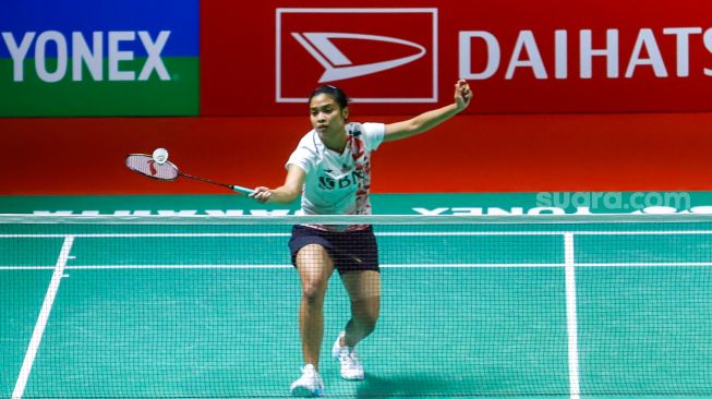 Pebulu tangkis tunggal putri Indonesia Gregoria Mariska Tunjung saat bertanding melawan tunggal putri China He Bing Jiao dalam babak 16 besar Daihatsu Indonesia Masters 2023 di Istora Senayan, Jakarta Pusat, Kamis (26/1/2023). [Suara.com/Alfian Winanto]