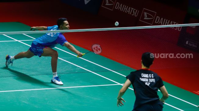 Pebulu tangkis ganda putra Indonesia Fajar Alfian dan Muhammad Rian Ardianto saat bertanding melawan ganda putra Taiwan Chang Ko-Chi dan Po Li-Wei dalam babak 16 besar Daihatsu Indonesia Masters 2023 di Istora Senayan, Jakarta Pusat, Kamis (26/1/2023). [Suara.com/Alfian Winanto]