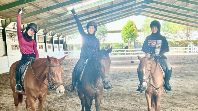 Didukung Rizky Billar Tekuni Hobi Mahal, Outfit Berkuda Lesti Kejora Bikin Syok, Helmnya Saja Rp 11 Juta!