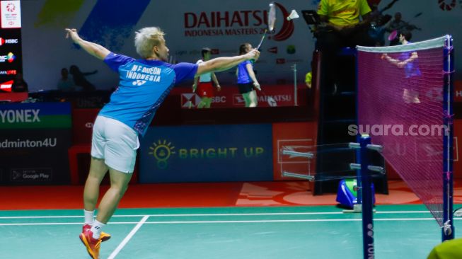 Pebulu tangkis ganda putra Indonesia Marcus Gideon dan Kevin Sanjaya saat bertanding melawan ganda putra China Liu Yu Chen dan Ou Xuan Yi dalam babak 16 besar Daihatsu Indonesia Masters 2023 di Istora Senayan, Jakarta Pusat, Kamis (26/1/2023). [Suara.com/Alfian Winanto]