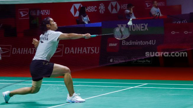 Pebulu tangkis tunggal putri Indonesia Gregoria Mariska Tunjung saat bertanding melawan tunggal putri China He Bing Jiao dalam babak 16 besar Daihatsu Indonesia Masters 2023 di Istora Senayan, Jakarta Pusat, Kamis (26/1/2023). [Suara.com/Alfian Winanto]