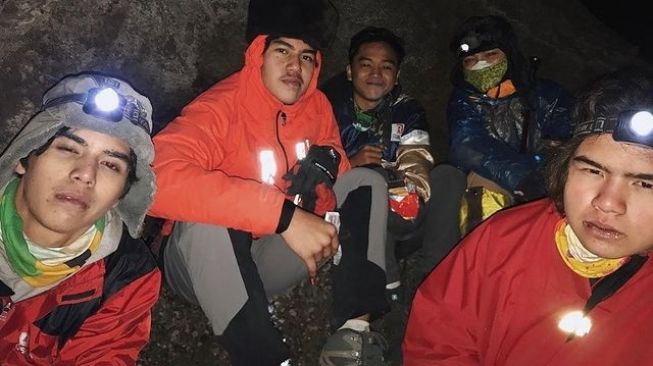 Potret Al, El, dan Dul Berhasil Taklukan Puncak Gunung Semeru (Instagram/@alghazali7)