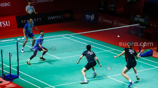 Pebulu tangkis ganda putra Indonesia Fajar Alfian dan Muhammad Rian Ardianto saat bertanding melawan ganda putra Taiwan Chang Ko-Chi dan Po Li-Wei dalam babak 16 besar Daihatsu Indonesia Masters 2023 di Istora Senayan, Jakarta Pusat, Kamis (26/1/2023). [Suara.com/Alfian Winanto]