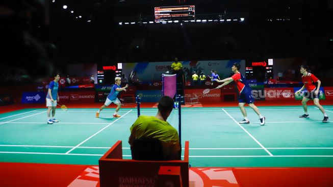 Pebulu tangkis ganda putra Indonesia Marcus Gideon dan Kevin Sanjaya saat bertanding melawan ganda putra China Liu Yu Chen dan Ou Xuan Yi dalam babak 16 besar Daihatsu Indonesia Masters 2023 di Istora Senayan, Jakarta Pusat, Kamis (26/1/2023). [Suara.com/Alfian Winanto]