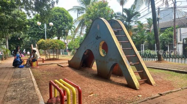 Penampakan taman di seberang SDN 05 Joglo Jakarta Barat yang sempat menjadi lokasi percobaan penculikan sejumlah siswa sepulang sekolah. (Suara.com/Faqih)