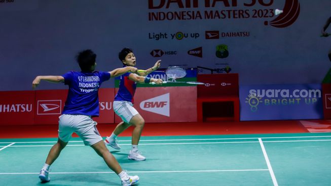 Pebulu tangkis ganda putri Indonesia Apriyani Rahayu dan Siti Fadia Silva Ramadhanti saat bertanding melawan ganda putri Thailand Jongkolphan Kititharakul dan Rawinda Prajongjai dalam Perempat Final Daihatsu Indonesia Masters 2023 di Istora Senayan, Jakarta Pusat, Jumat (27/1/2023). [Suara.com/Alfian Winanto]