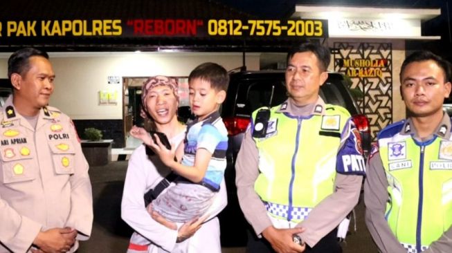 Bikin Panik Keluarga, Polres Cimahi Serahkan Anak Hilang Usai Ditemukan Naik Angkot Sendirian