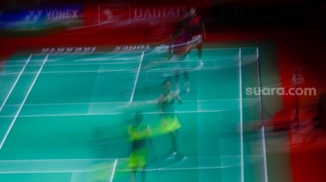 Pebulu tangkis ganda putri Indonesia Apriyani Rahayu dan Siti Fadia Silva Ramadhanti saat bertanding melawan ganda putri Thailand Jongkolphan Kititharakul dan Rawinda Prajongjai dalam Perempat Final Daihatsu Indonesia Masters 2023 di Istora Senayan, Jakarta Pusat, Jumat (27/1/2023). [Suara.com/Alfian Winanto]