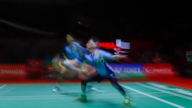 Pebulu tangkis ganda putra Indonesia Fajar Alfian dan Muhammad Rian Ardianto saat bertanding melawan ganda putra China Liu Yu Chen dan Ou Xuan Yi dalam babak Perempat Final Daihatsu Indonesia Masters 2023 di Istora Senayan, Jakarta Pusat, Jumat (27/1/2023). [Suara.com/Alfian Winanto]