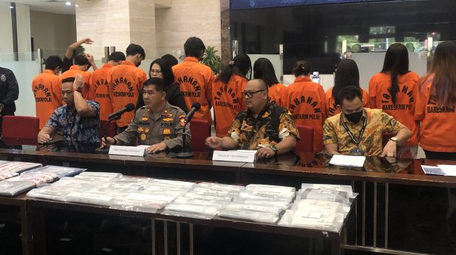 Polisi Ringkus 12 Operator Situs Judi Online di Pluit, Bos Kabur ke Luar Negeri