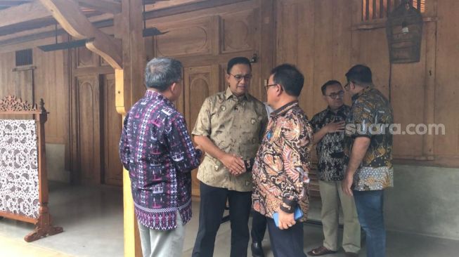 Bakal Capres Anies Baswedan melakukan pertemuan dengan tim kecil di rumah pribadinya. (Suara.co/Novian)