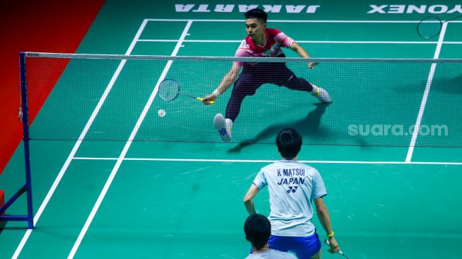 Pebulu tangkis ganda putra Indonesia Daniel Marthin dan Leo Rolly Carnando saat bertanding melawan pebulu tangkis ganda putra Jepang Keiichiro Matsui dan Yoshinori Takeuchi pada babak perempat final Daihatsu Indonesia Masters 2023 di Istora Senayan, Jakarta Pusat, Jumat (27/1/2023). [Suara.com/Alfian Winanto]