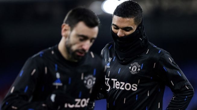 Duo gelandang Manchester United, Casemiro (kanan) dan Bruno Fernandes. [ADRIAN DENNIS / AFP]