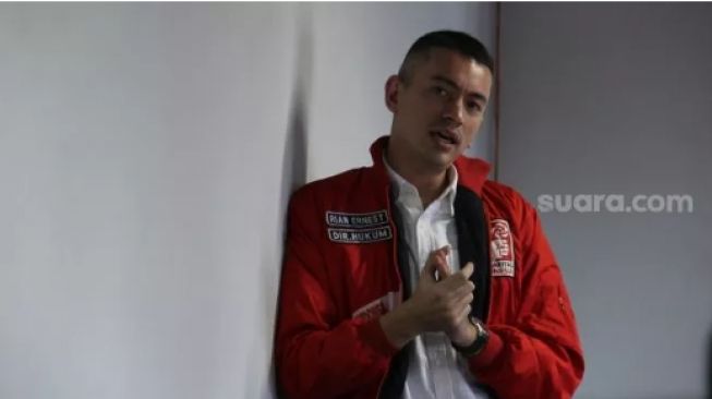 Eks politisi PSI, Rian Ernest saat berkunjung ke Kantor Suara.com di Kawasan Kuningan, Jakarta Selatan.  [Suara.com/Dwi Bowo Raharjo]