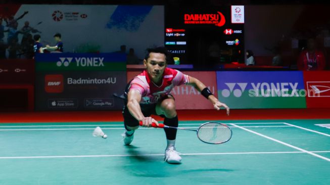 Pebulu tangkis tunggal putra Indonesia Jonatan Christie saat bertanding dengan tunggal putra India Lakshya Sen dalam babak perempat final Daihatsu Indonesia Masters 2023 di Istora Senayan, Jakarta Pusat, Jumat (27/1/2023). [Suara.com/Alfian Winanto]