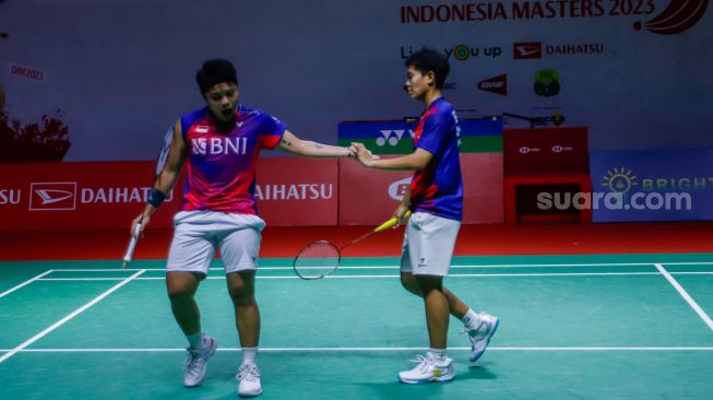 Pebulu tangkis ganda putri Indonesia Apriyani Rahayu dan Siti Fadia Silva Ramadhanti saat bertanding melawan ganda putri Thailand Jongkolphan Kititharakul dan Rawinda Prajongjai dalam Perempat Final Daihatsu Indonesia Masters 2023 di Istora Senayan, Jakarta Pusat, Jumat (27/1/2023). [Suara.com/Alfian Winanto]