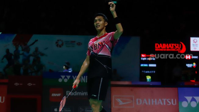 Pebulu tangkis tunggal putra Indonesia Jonatan Christie menyapa para penonton usai bertanding dengan tunggal putra India Lakshya Sen dalam babak perempat final Daihatsu Indonesia Masters 2023 di Istora Senayan, Jakarta Pusat, Jumat (27/1/2023). [Suara.com/Alfian Winanto]