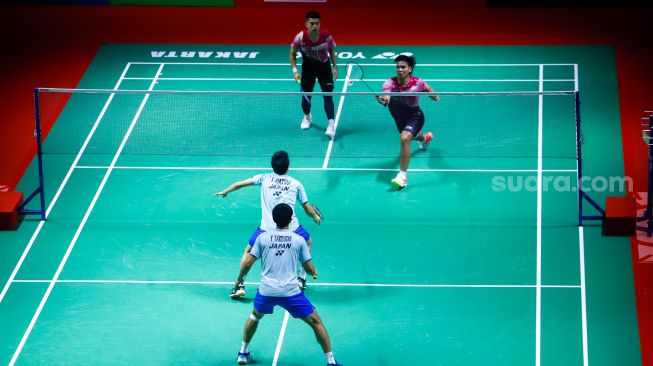 Pebulu tangkis ganda putra Indonesia Daniel Marthin dan Leo Rolly Carnando saat bertanding melawan pebulu tangkis ganda putra Jepang Keiichiro Matsui dan Yoshinori Takeuchi pada babak perempat final Daihatsu Indonesia Masters 2023 di Istora Senayan, Jakarta Pusat, Jumat (27/1/2023). [Suara.com/Alfian Winanto]