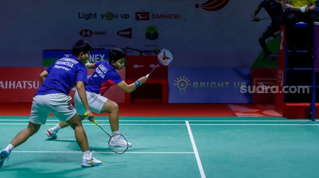 Pebulu tangkis ganda putri Indonesia Apriyani Rahayu dan Siti Fadia Silva Ramadhanti saat bertanding melawan ganda putri Thailand Jongkolphan Kititharakul dan Rawinda Prajongjai dalam Perempat Final Daihatsu Indonesia Masters 2023 di Istora Senayan, Jakarta Pusat, Jumat (27/1/2023). [Suara.com/Alfian Winanto]