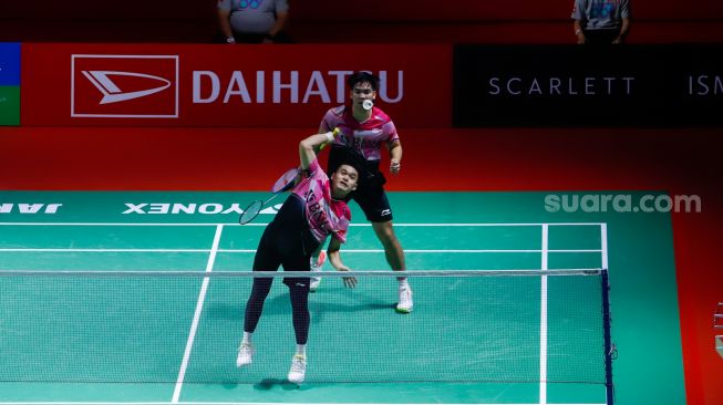 Pebulu tangkis ganda putra Indonesia Daniel Marthin dan Leo Rolly Carnando saat bertanding melawan pebulu tangkis ganda putra Jepang Keiichiro Matsui dan Yoshinori Takeuchi pada babak perempat final Daihatsu Indonesia Masters 2023 di Istora Senayan, Jakarta Pusat, Jumat (27/1/2023). [Suara.com/Alfian Winanto]