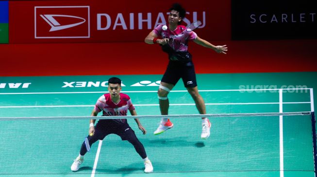 Pebulu tangkis ganda putra Indonesia Daniel Marthin dan Leo Rolly Carnando saat bertanding melawan pebulu tangkis ganda putra Jepang Keiichiro Matsui dan Yoshinori Takeuchi pada babak perempat final Daihatsu Indonesia Masters 2023 di Istora Senayan, Jakarta Pusat, Jumat (27/1/2023). [Suara.com/Alfian Winanto]