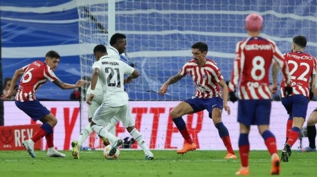 Penyerang Real Madrid Brasil Rodrygo (Tengah) menembak dan mencetak gol bagi timnya ke gawang Atletico Madrid pada laga perempat final Copa del Rey (Piala Raja) di stadion Santiago Bernabeu di Madrid pada 26 Januari 2023. Thomas COEX/AFP